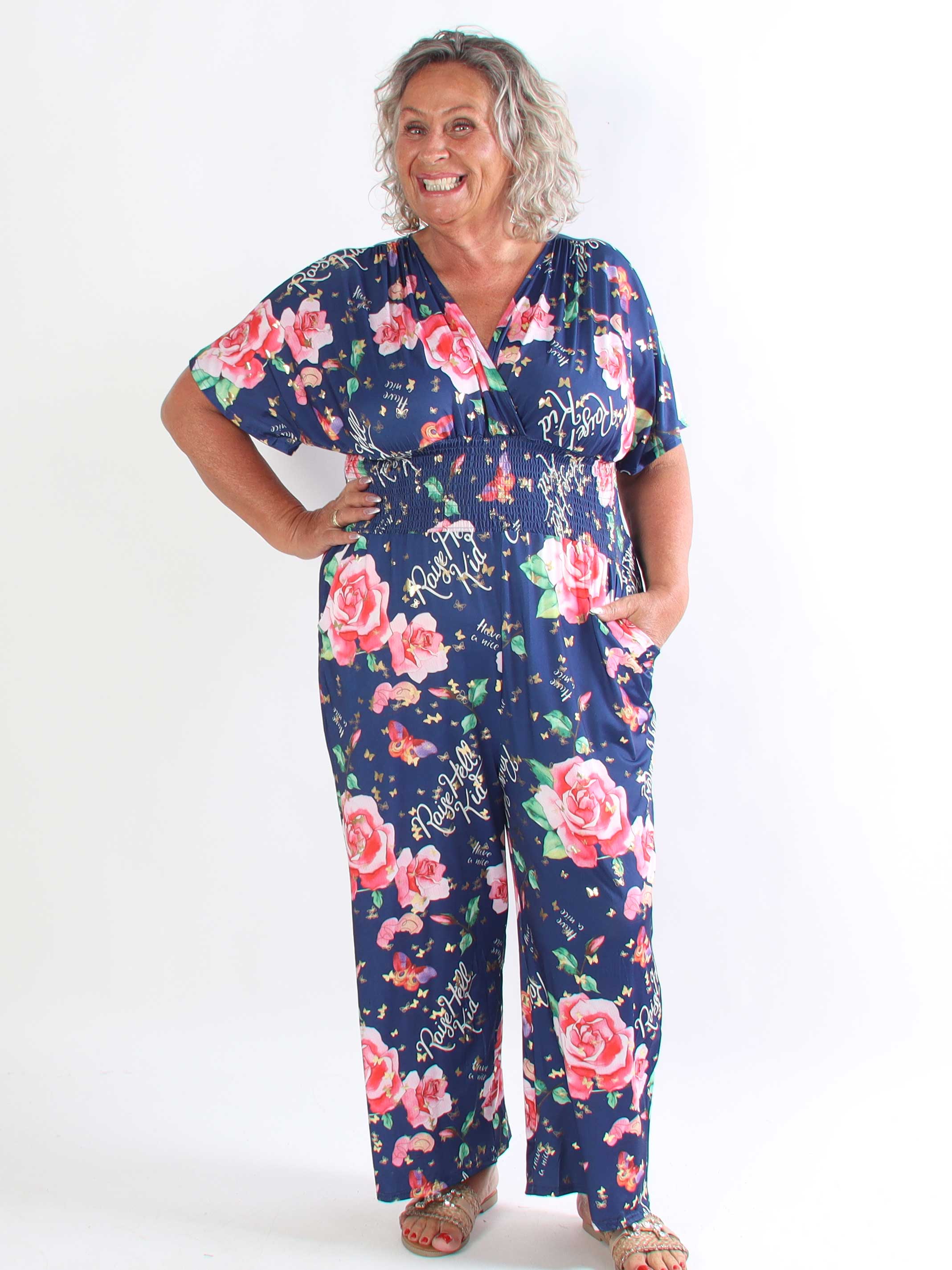 Pams Raise Jumpsuit - Plus size buksedragt med blomsterr og guldsommerfugle